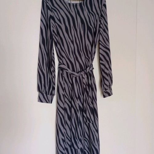 Bee me couture medium dress like new, black and gray