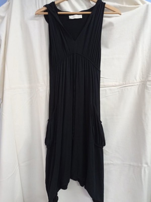 Φόρεμα γυναικείο μαύρο χωρίς μανίκια με κουκούλα και τσέπες small μεταχειρισμένο