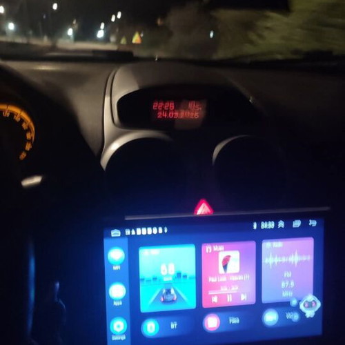 Touchscreen 10" Android WiFi with Android Auto and CarPlay like new