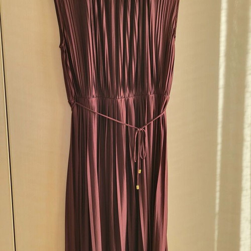Pleated dress H&M new, medium size, burgundy with belt