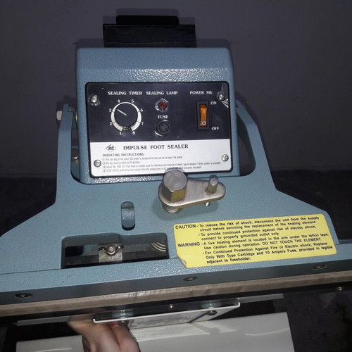Heat sealing machine used for bags with mechanical pedal