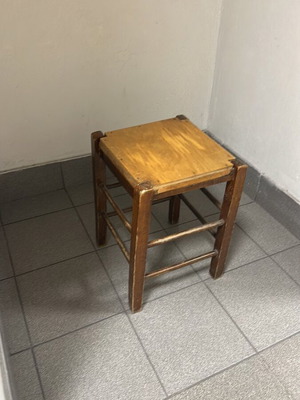 Vintage ξύλινο σκαμπό με τετράγωνο κάθισμα