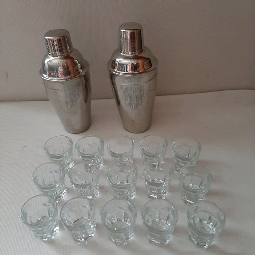 Stainless steel cocktail shakers like new, pack of 2 with 15 shot glasses