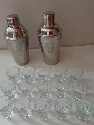 Stainless steel cocktail shakers like new, pack of 2 with 15 shot glasses