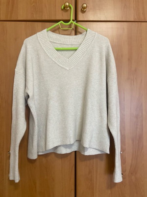Beige V-neck sweater like new, one size