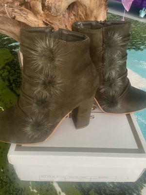 Khaki suede ankle boots like new with tassels size 37