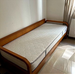 Ξύλινο κρεβάτι με στρώμα