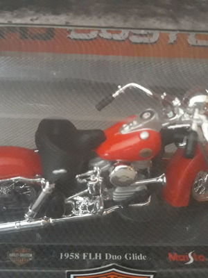 Харли Дейвидсън 1958 FLH Duo Glide 1:18 κλίμακας