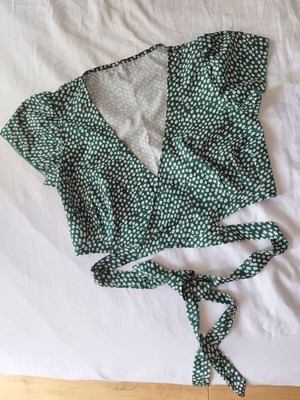 Crop top with versatile tie, like new, white and green