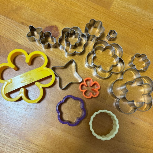 Baking cutters and plungers set 50+ used, flower theme