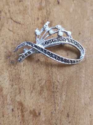 Vintage bow brooch with stones used