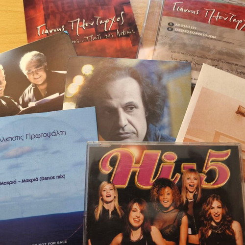 Greek CD singles like new, pack of about 370