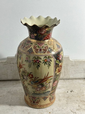 Old porcelain Chinese vase used, dimensions 46x25 cm