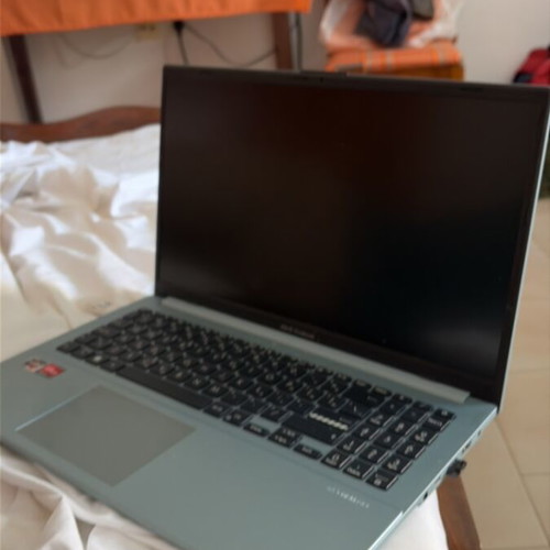 Asus Vivobook 2023 model like new, 15.6 inch, AMD Ryzen, 16GB RAM, 500GB SSD