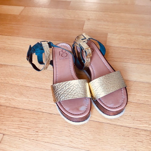 Feng Shoe women's platform sandal gold like new, size 38