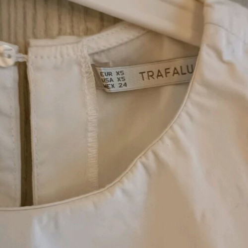 Zara white crop top with back opening like new, cotton fabric