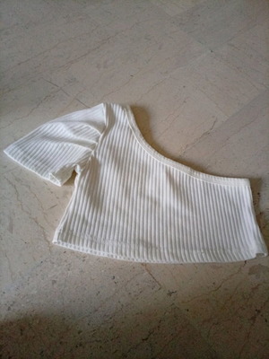 Girls' one-shoulder shirt 110cm like new, white