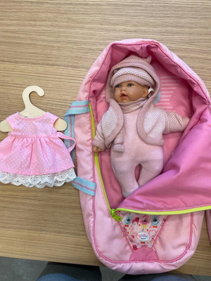 Κούκλα μωρό βινυλίου σαν καινούργια με υπνόσακο και πλεκτά ρούχα