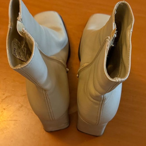 White women's boots used, square heel, side zipper, size 37
