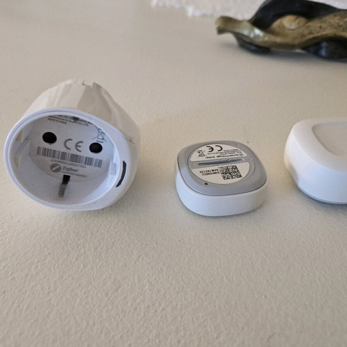 Smartthings set like new with plug, water leak sensor and button