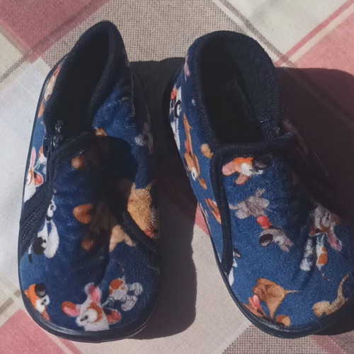 Comfy kids winter slippers size 19 like new, blue with leather insole