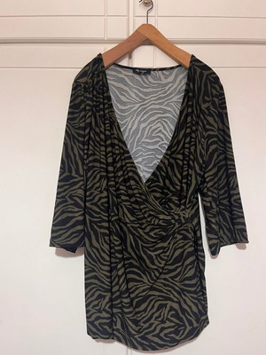 Lily Morgan women's blouse with animal print, new, size L-XL