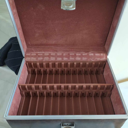 8 Track Cassette Case like new, leather, capacity 24 cassettes
