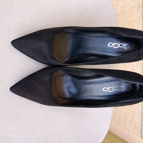 GoGo Shoes black suede pumps size 39 like new