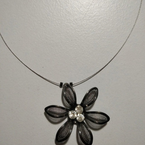 Vintage flower necklace new, black and silver