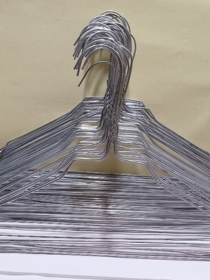Wire Hangers pack of 100 like new, divided in tens