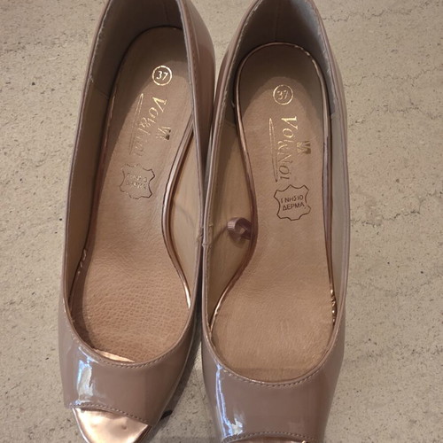 Voi & Noi nude patent leather pumps size 37