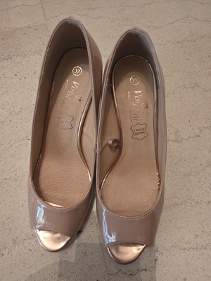 Voi & Noi nude patent leather pumps size 37