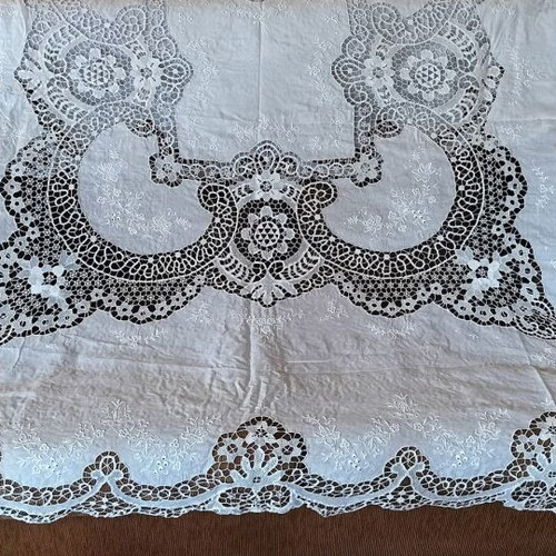 Cutwork embroidered tablecloth new 1.80x1.80