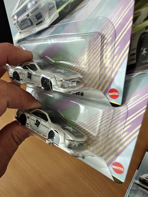 Hot Wheels new with broken bubble