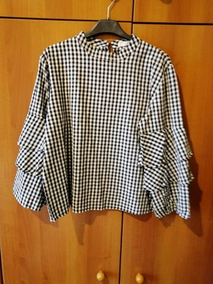Shirt with ruffles black and white like new, size S
