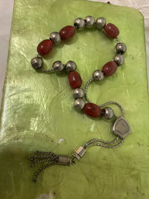 Броеница със сребърни и екрю мъниста и пискюл нова