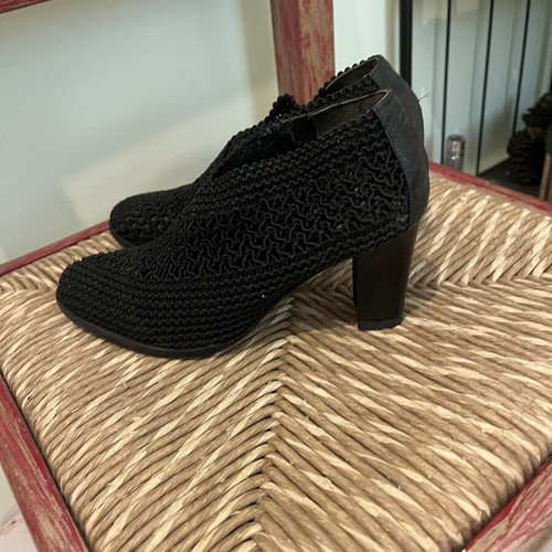 Bootie pumps size 38 black elastic lace like new