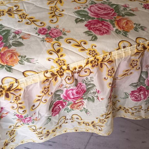 Vintage floral quilted bedspread, 1.50 x 2.00m, ecru with pink roses