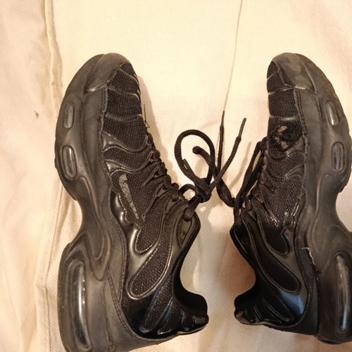 Black athletic shoes size 38 with chunky retro design