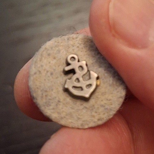 Lapel pin with metal anchor on round felt new