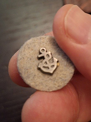 Lapel pin with metal anchor on round felt new