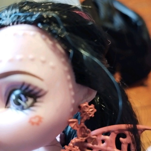 Monster High earrings for Dracubecca doll like new