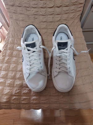 Δερμάτινα sneakers Trussardi νούμερο 39 σαν καινούργια, λευκά με μαύρο λογότυπο