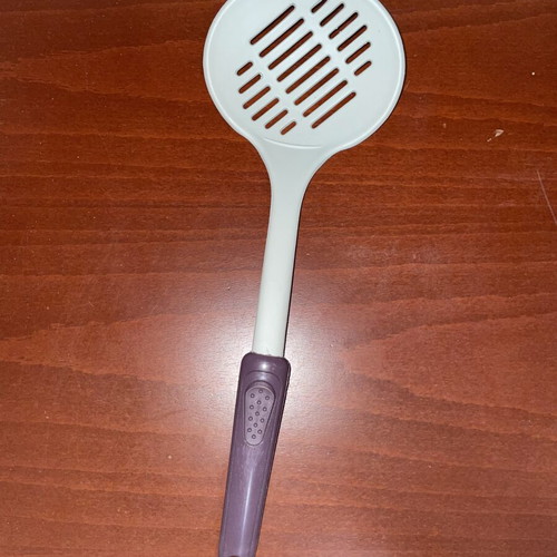 Slotted kitchen ladle with ergonomic handle