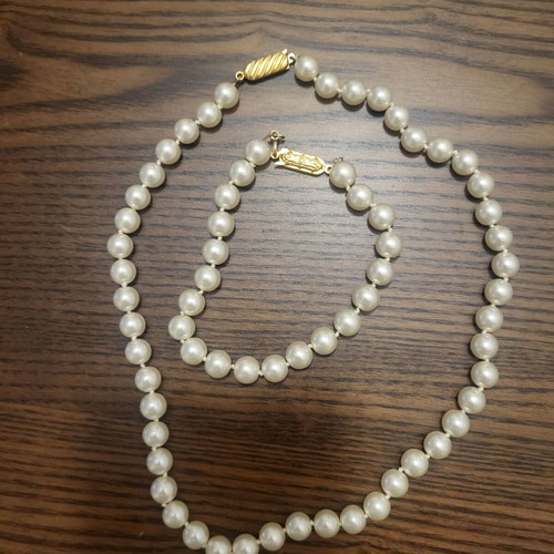 Pearl necklace and bracelet set new, chic, timeless