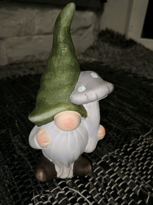 Декоративен гном с гъба 18см като нов
