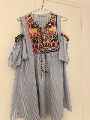 Summer dress Lucy Wang size S like new with embroidery