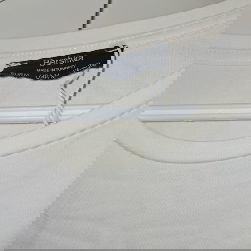 Φορεμα μπεζ λευκο με βατες bershka