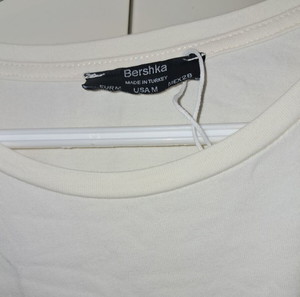 Φορεμα μπεζ λευκο με βατες bershka