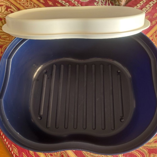 Tupperware bread box used, dimensions 25x21x13 cm